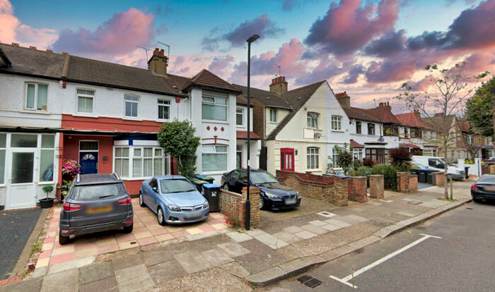 Terraced House To Rent In Kenwood Road, Edmonton, N9