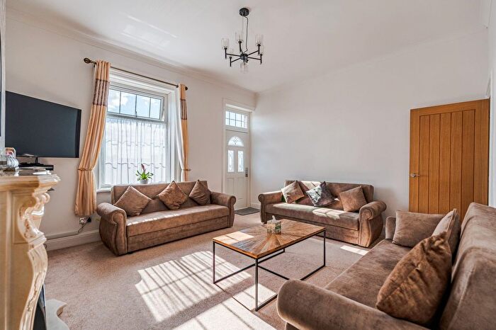 4 Bedroom End Of Terrace House For Sale In Boothroyd Lane, Dewsbury, WF13