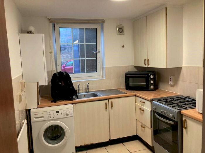 3 Bedroom Flat To Rent In Morris House, Roman Road, London E2