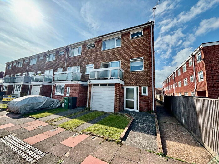 3 Bedroom Town House To Rent In Barden Road, Eastbourne, BN22