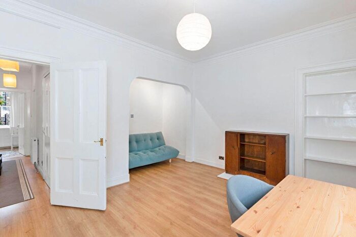 2 Bedroom Flat To Rent In L Drumdryan Street, Edinburgh, EH3