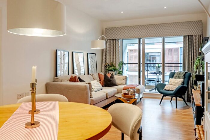 2 Bedroom Flat For Sale In Cornell Square, London, SW8