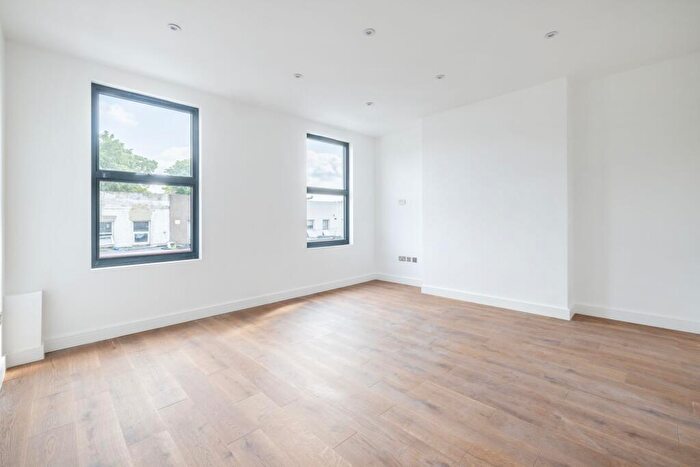 Flat To Rent In Portland Road, London, SE25