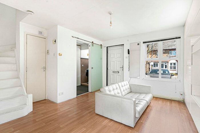 1 Bedroom Semi-Detached House To Rent In Chaucer Drive, London, SE1