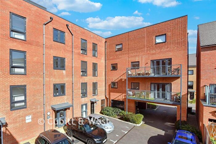 2 Bedroom Flat For Sale In Felnex Avenue, Wallington, Surrey, SM6