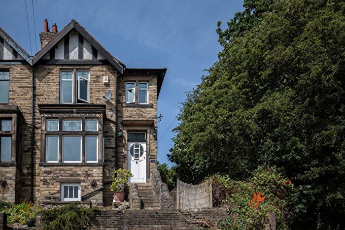 3 Bedroom Semi-detached House For Sale In Bradford Road, Brighouse, HD6