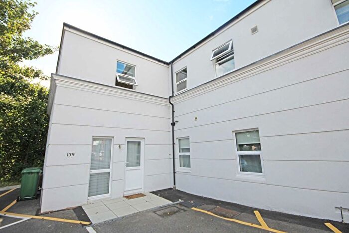 1 Bedroom Flat To Rent In Uxbridge Road, Hampton Hill, Hampton, TW12