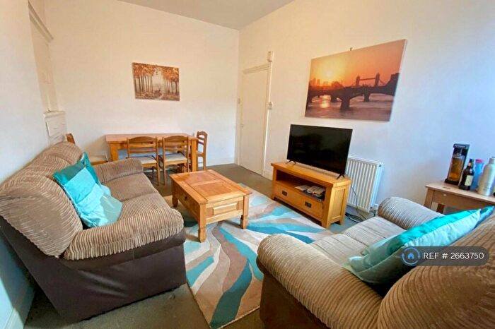 3 Bedroom Maisonette To Rent In Myrtle Grove, Newcastle Upon Tyne, NE2