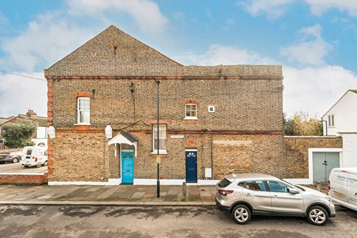 2 Bedroom Flat For Sale In Queens Road, London, N11