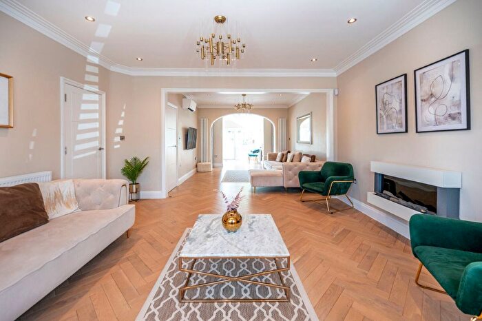 4 Bedroom Semi-Detached House To Rent In Warren Road, Wanstead, London, E11