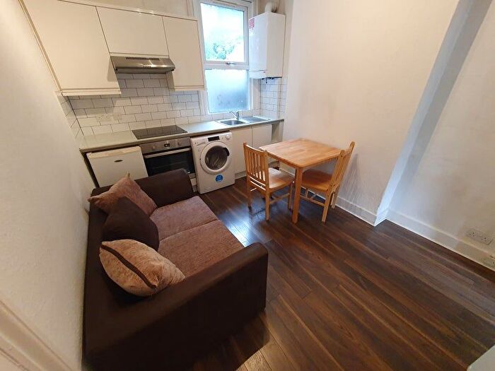 1 Bedroom Flat To Rent In Oak Grove, London, NW2