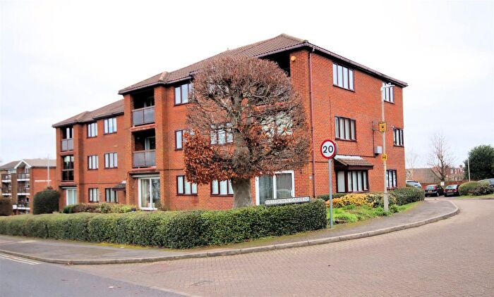 2 Bedroom Flat To Rent In Westdown Gardens, Whipsnade Road, Dunstable, LU6