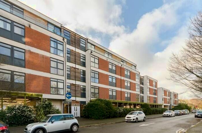 2 Bedroom Flat To Rent In Victoria Avenue, West Molesey, KT8