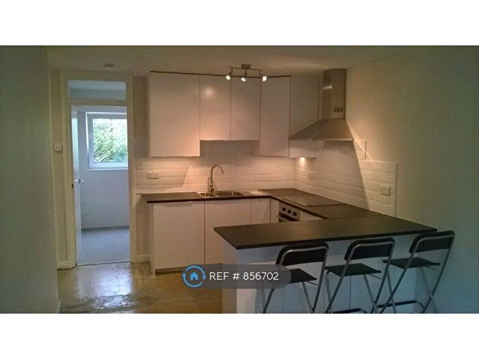 2 Bedroom Flat To Rent In Nantes Close, London, SW18
