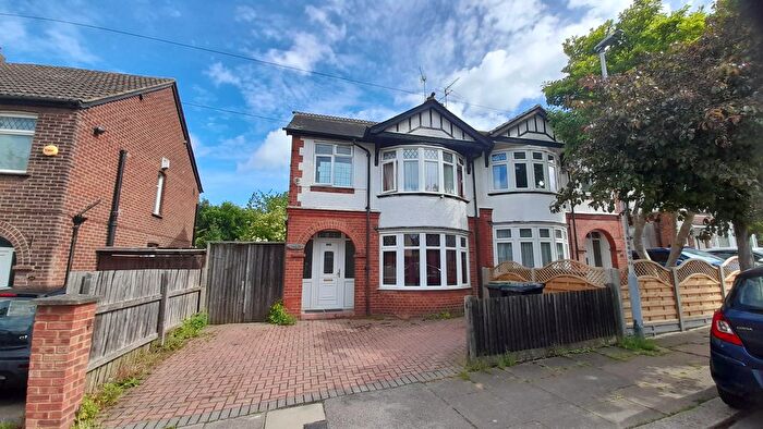 3 Bedroom Semi-Detached House To Rent In Woodbury Hill, Luton, LU2