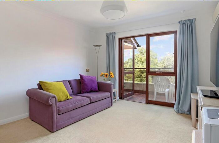 1 Bedroom Flat For Sale In Corner Finchley Road And West Heath Avenue, Greater London, NW11