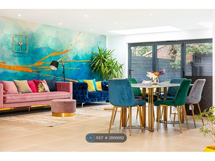 3 Bedroom Maisonette To Rent In Ground Floor The Vale, London, NW11