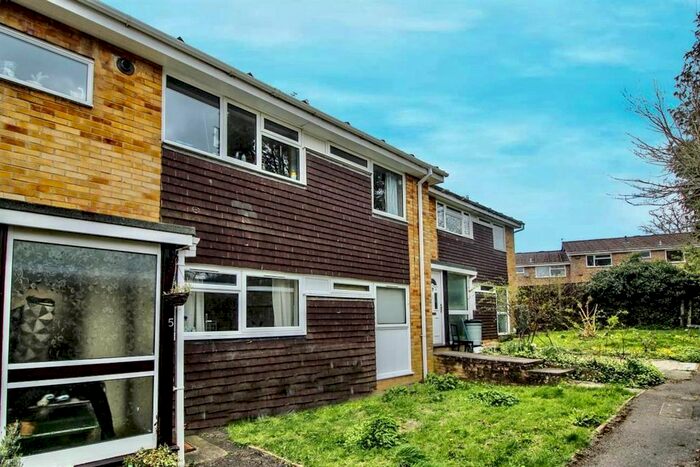 2 Bedroom Maisonette To Rent In Wren Close, Alton, GU34