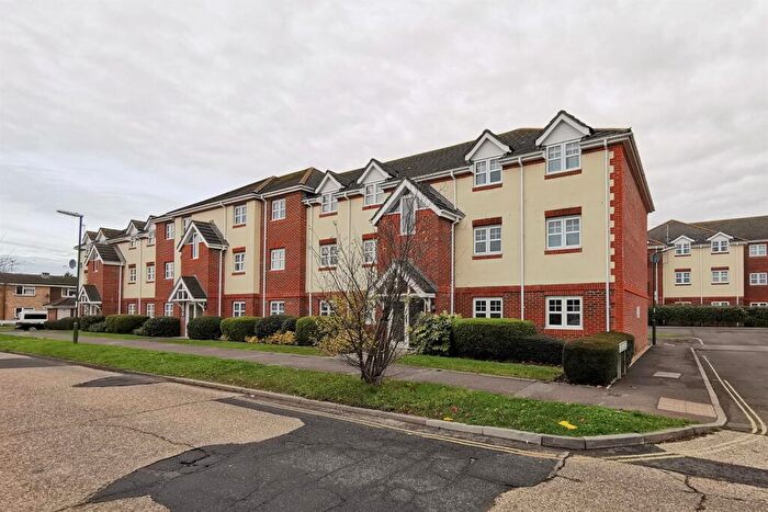 2 Bedroom Flat To Rent In Bewick Gardens, Chichester, PO19