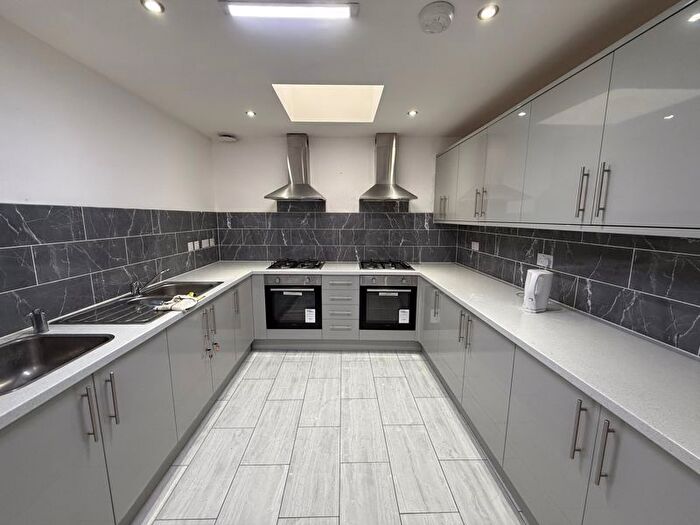 6 Bedroom Semi-Detached House To Rent In Hawthorne Crescent, Slough, SL1