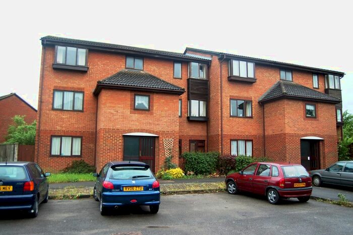 1 Bedroom Flat To Rent In Quincy Road, Egham, TW20