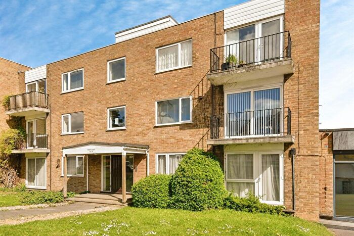 1 Bedroom Flat For Sale In Priory Court, Hitchin, SG4