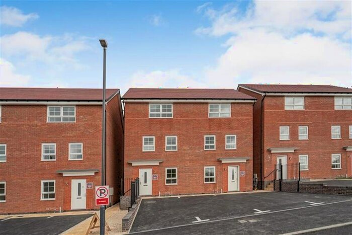 3 Bedroom Detached House To Rent In Bedroom Property In Hillcrest Road, Nuneaton, CV10