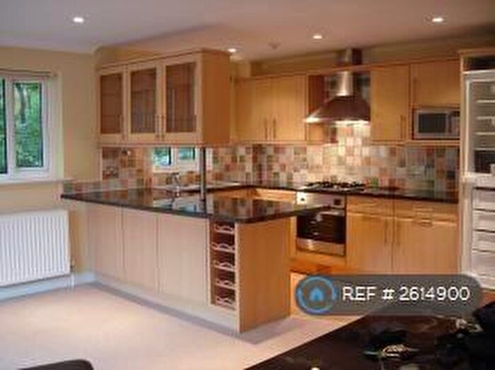 2 Bedroom Flat To Rent In Kings Court, Huddersfield, HD1