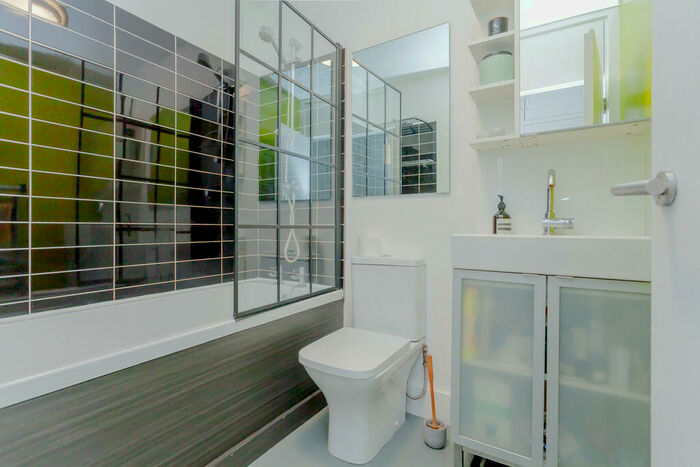2 Bedroom Apartment To Rent In East Bank, London, N16