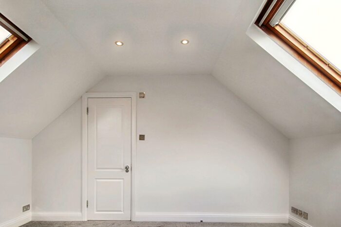 3 Bedroom Flat To Rent In Glenhill Close (), Finchley `, N3