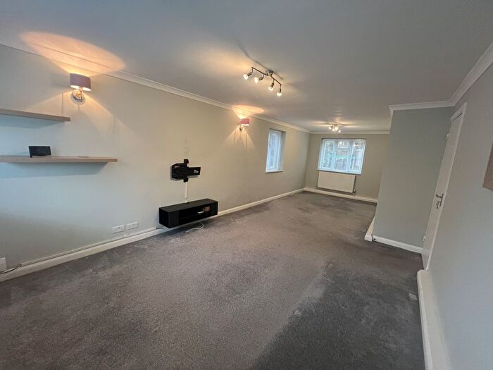 1 Bedroom Flat To Rent In Chelsea Close, Hampton Hill, Hampton, TW12