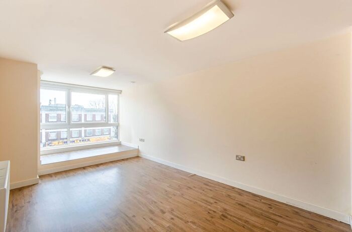 2 Bedroom Flat To Rent In The Green, Ealing, Southall, UB2
