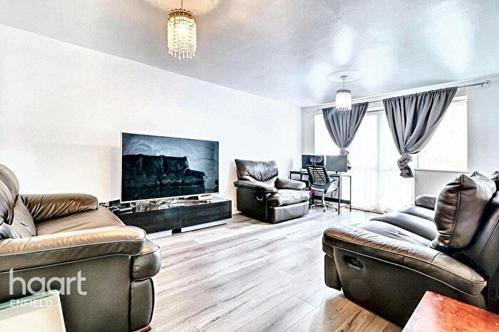 2 Bedroom Apartment For Sale In Bullsmoor Way, Waltham Cross, EN8