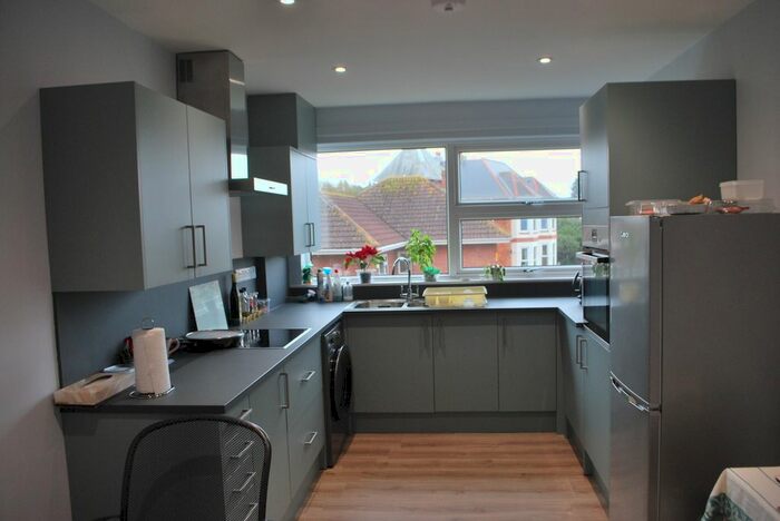 2 Bedroom Flat To Rent In Douglas Avenue, Exmouth, EX8