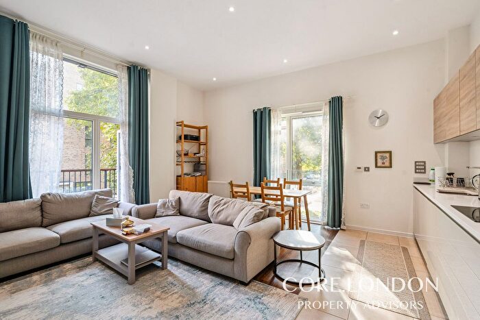 3 Bedroom Flat To Rent In Palmerston Road, Acton, W3