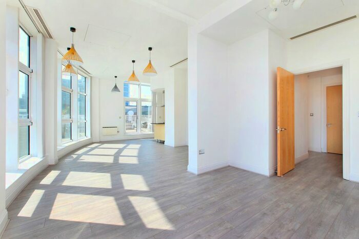 2 Bedroom Flat To Rent In Lombard Road, Battersea, London, SW11