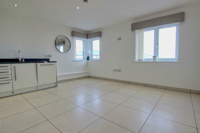 2 Bedroom House To Rent In Broadway, Hornsea, HU18