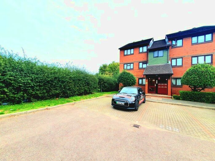2 Bedroom Flat To Rent In Maltby Drive, Enfield, EN1