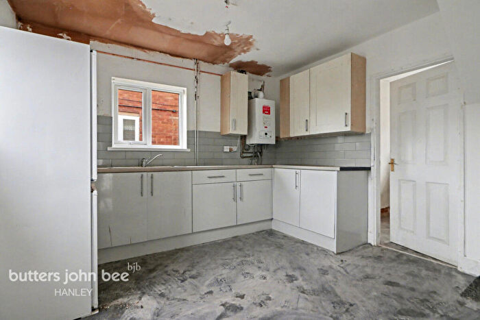 3 Bedroom Semi-Detached House For Sale In Pinfold Avenue Stoke-On-Trent, ST6