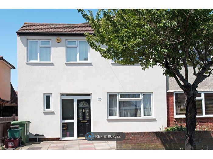 4 Bedroom Semi-Detached House To Rent In Blenheim Drive, Welling, DA16