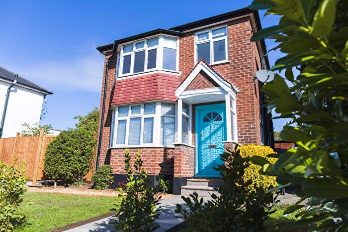 3 Bedroom Detached House To Rent In Mays Lane, Barnet, EN5