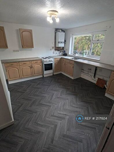 3 Bedroom Flat To Rent In Yew Tree Lane, Dukinfield, SK16