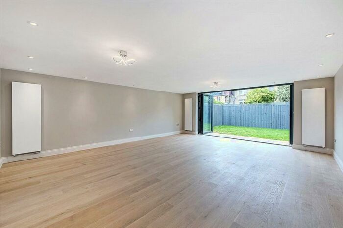 5 Bedroom Semi-Detached House To Rent In Sumburgh Road, London, SW12