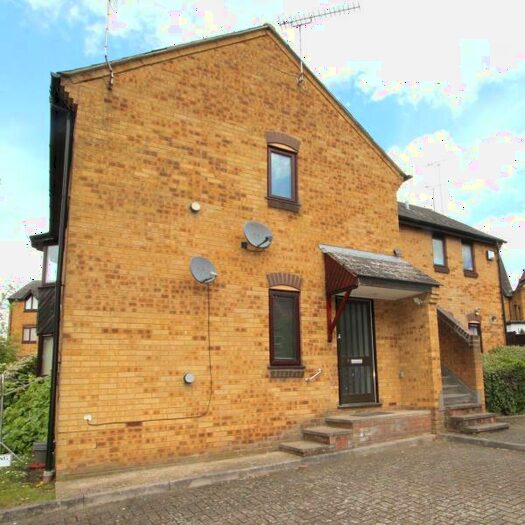 Triplex To Rent In Badgers Close, HA1