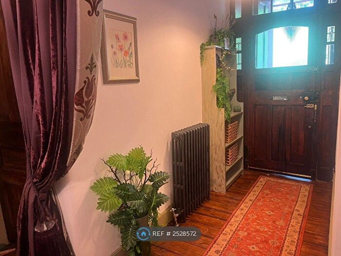 2 Bedroom Flat To Rent In Shawlands, Glasgow, G41