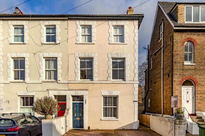 2 Bedroom Flat To Rent In Cleaveland Road, Surbiton, KT6