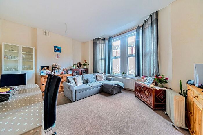 2 Bedroom Flat For Sale In Harpenden Road, London, SE27