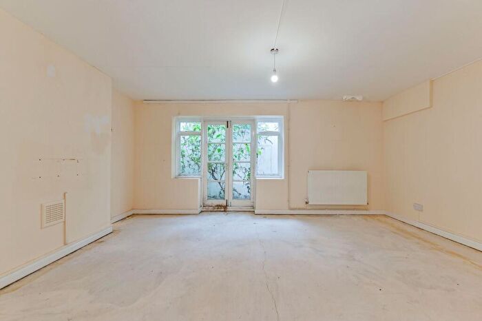 2 Bedroom Maisonette For Sale In Edis Street, Primrose Hill, London, NW1