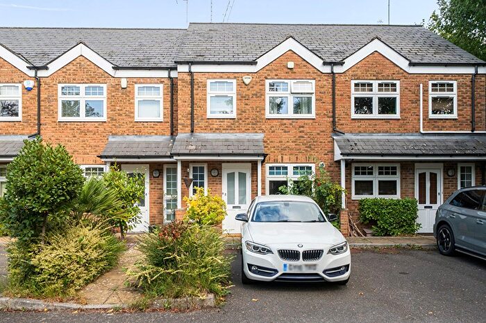 3 Bedroom Terraced House For Sale In Elwood Close, Barnet, EN5