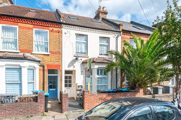 3 Bedroom Flat To Rent In Chaplin Road, Dollis Hill, London, NW2